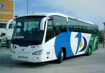 بواسطة حافلة