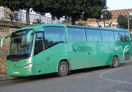 بواسطة حافلة