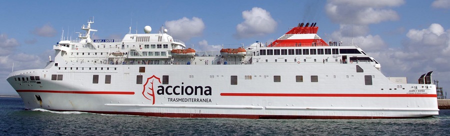 بواسطة قارب